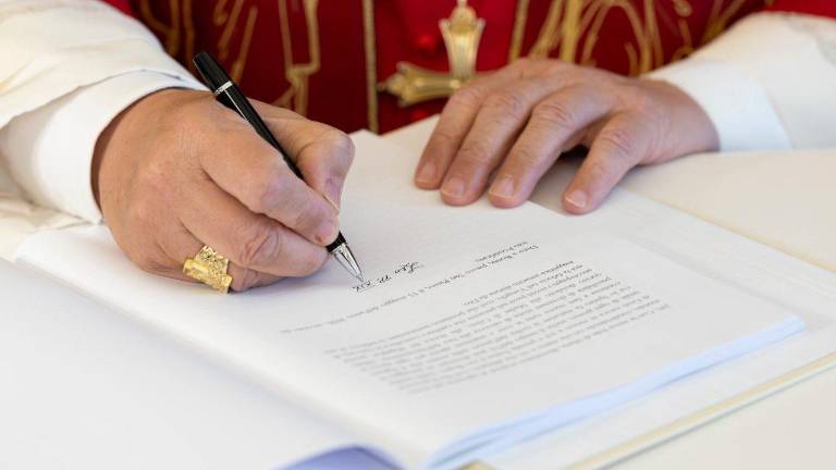 El Papa León XIV en la firma de la Carta Encíclica Magnifica Humanitas, 15 de mayo de 2026.