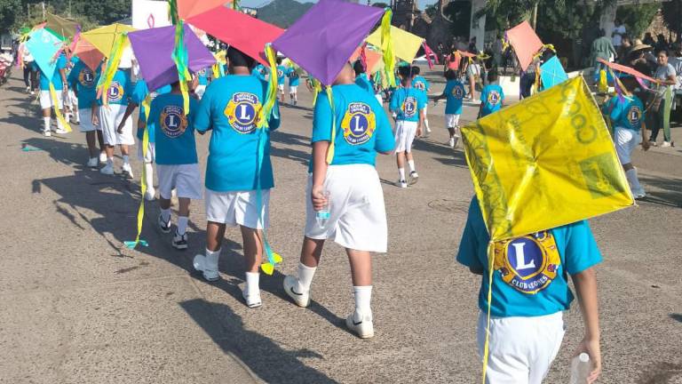 El pequeño Diego y su papalote se volvieron virales tras su participación en el desfile revolucionario en Rosario.