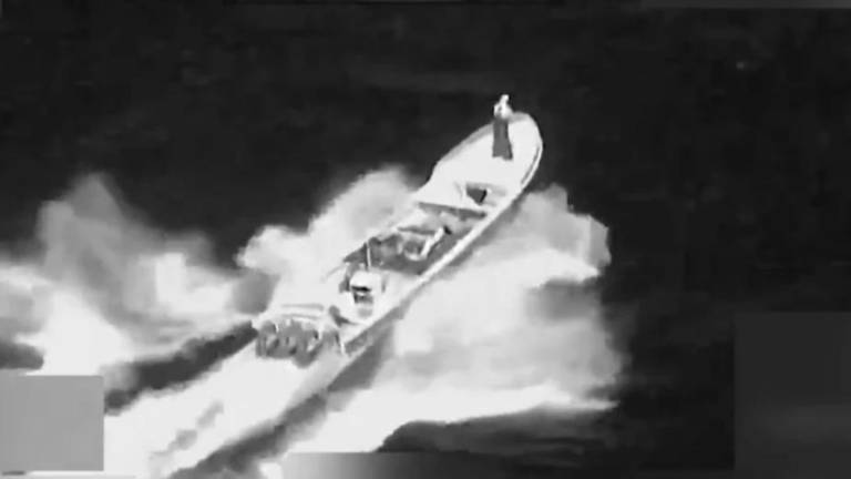 Un video difundido por el Comando Sur de Estados Unidos muestra el momento en que la embarcación fue impactada durante un operativo en el Pacífico Oriental.