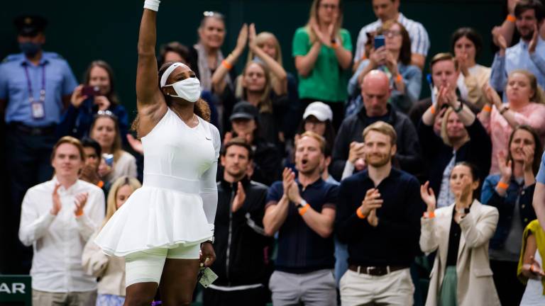 Serena Williams no pudo continuar y tuvo que abandonar su juego de primera ronda en Wimbledon.
