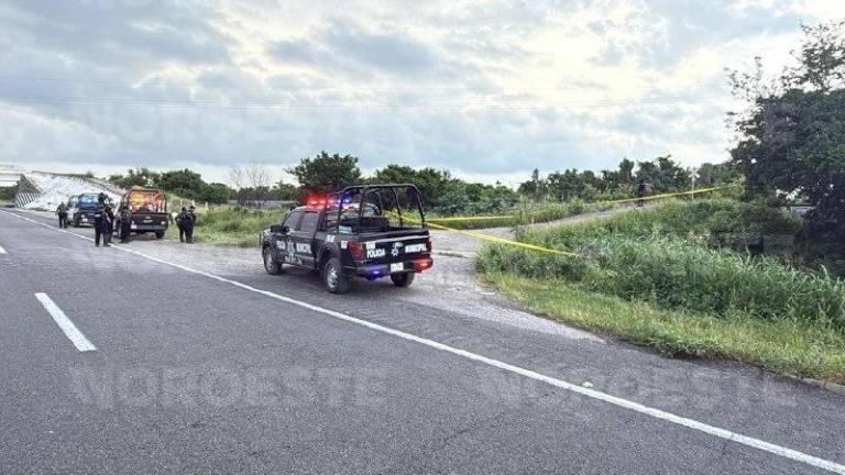 Elementos de seguridad resguardan el perímetro donde fue localizado un hombre sin vida en la carretera Mazatlán-Culiacán.