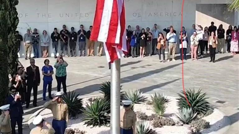 Los Marines bajaron por última vez la bandera que ondeó sobre el edificio durante seis décadas.