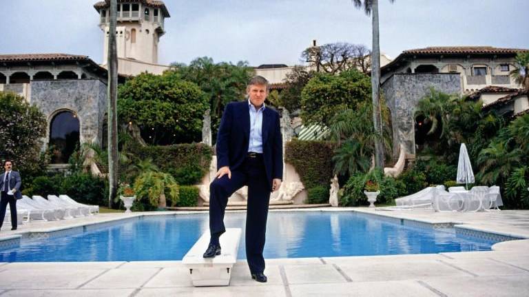 Donald Trump años atrás en su residencial privado.