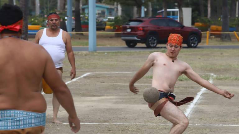 En este juego, se golpea una pelota con la cadera o parte alta de la pierna que bien puede convertirse en un atractivo de exhibición de Mazatlán.