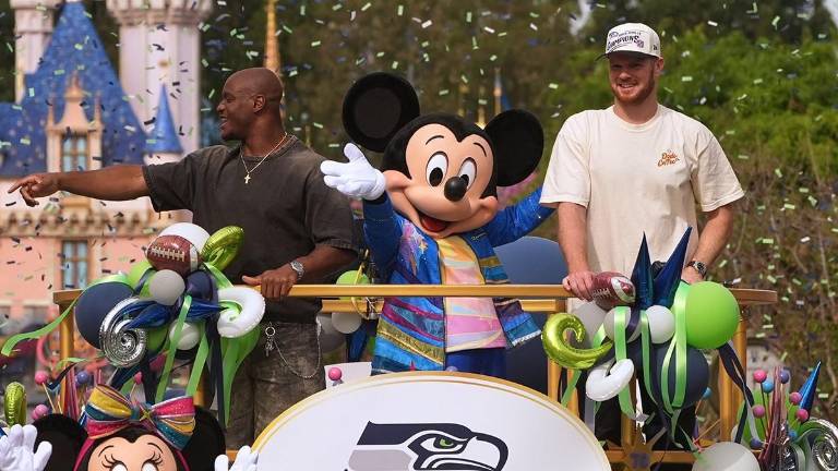 Kenneth Walker III y Sam Darnold disfrutaron del tradicional desfile en Dinseyland tras ganar el Super Bowl.