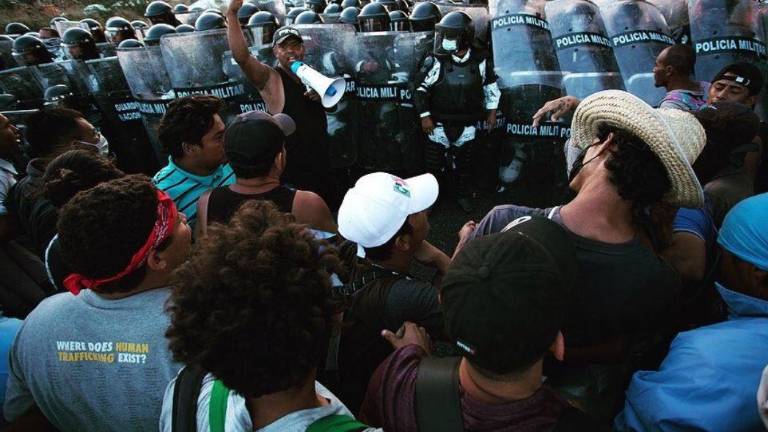 En un posicionamiento, el INM acusó a Irineo Mujica Arzate, “autodenominado líder de la caravana migrante”, de poner en riesgo la salud e integridad física y psicológica de los migrantes.