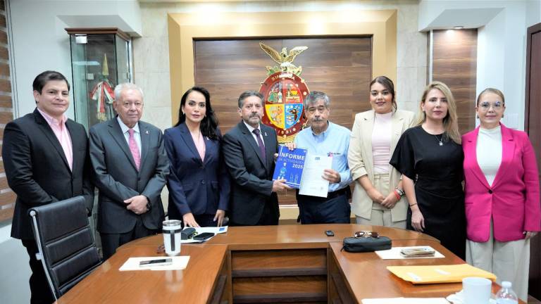 Óscar Loza Ochoa entrega en el Congreso del Estado el informe de actividades de la CEDH.