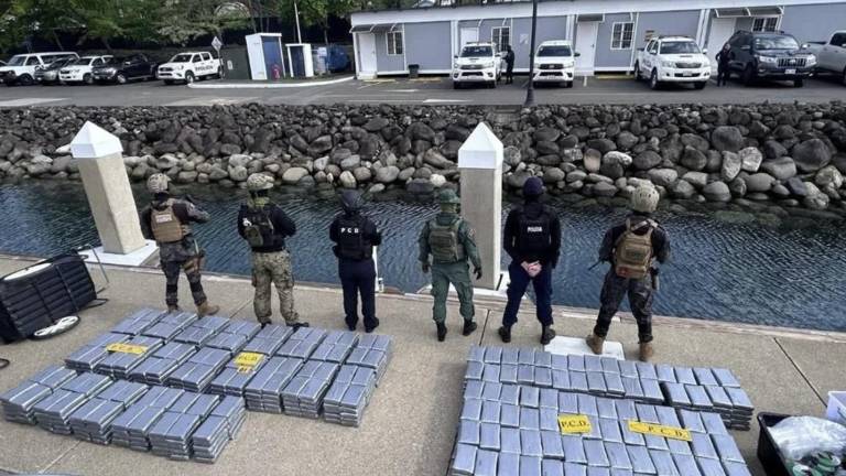 Durante la inspección localizaron aproximadamente 840 kilogramos de cocaína ocultos en compartimentos de la embarcación y detuvieron a los tres tripulantes.