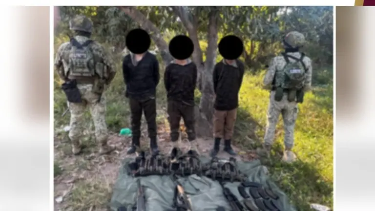 Además de los detenidos, se aseguraron tres armas largas, 12 cargadores, aproximadamente 360 cartuchos y tres chalecos tácticos.