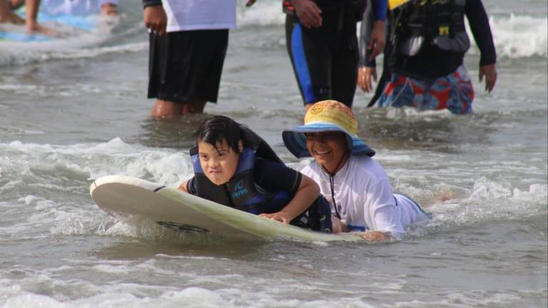 El surfing resulta de gran terapia para los niños.