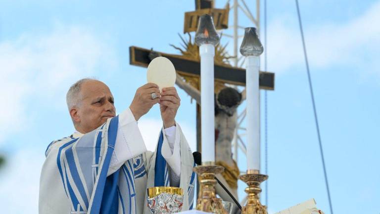 El Papa preside la santa misa en el Campo Deportivo “Arena” de Lampedusa.