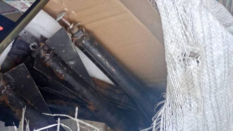 Los artefactos fueron hallados dentro de una caja de cartón entre campos de cultivo de la sindicatura de Villa Juárez durante recorridos de seguridad.