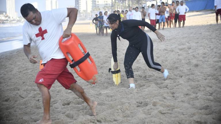 El curso de certificación para salvavidas 2026, avanza con diversos temas de rescate en su segunda semana de actividades.