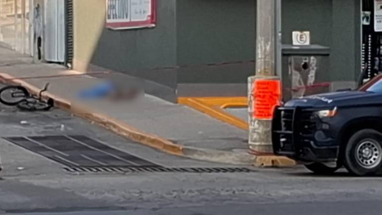 Un hombre fue asesinado a balazos afuera de una tienda cerca del malecón de Mazatlán.