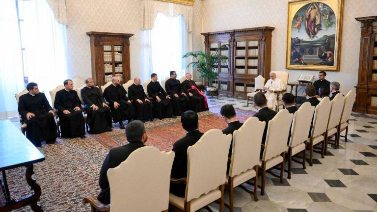 León XIV con algunos sacerdotes de la Pontificia Academia Eclesiástica.