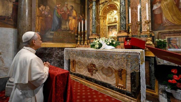 El Papa en el Santuario de Genazzano, rezando ante la imagen de la Virgen del Buen Consejo (10 de mayo 2025)