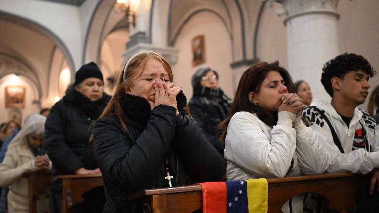 Fieles en oración por Venezuela, ayer, 25 de junio, en la Iglesia de Nuestra Señora de Caacupé en Buenos Aires, Argentina.