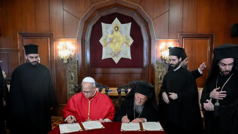 La firma de la Declaración Conjunta entre el Papa León y Bartolomé.