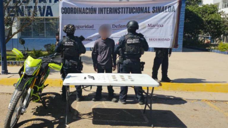 El menor, junto con el arma, la droga y la unidad motriz, fue puesto a disposición de la Fiscalía General del Estado.