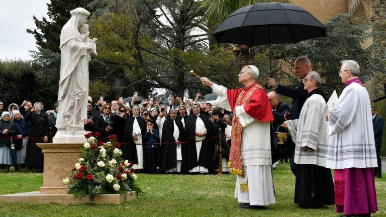 El Papa bendice la imagen de Santa Rosa de Lima.