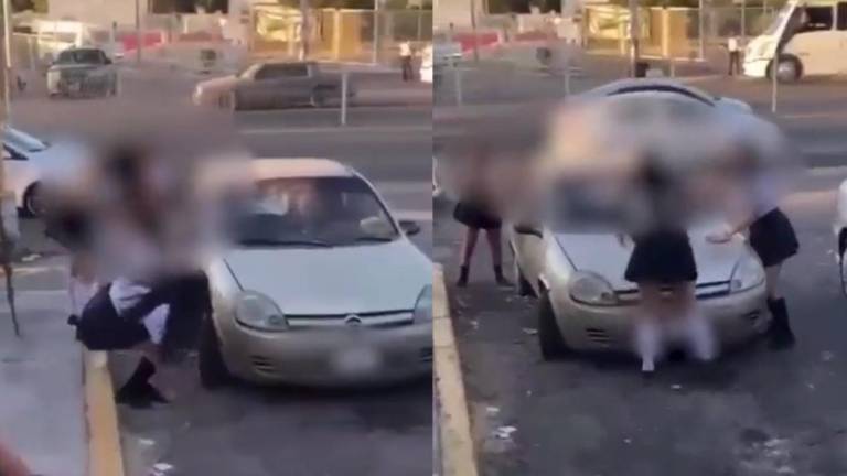 En el video se aprecia que las mujeres empiezan agredir el vehículo donde se encuentra el acosador.