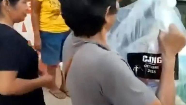 Entrega de despensas supuestamente en Veracruz con paquetes que tenían el logo del CJNG.