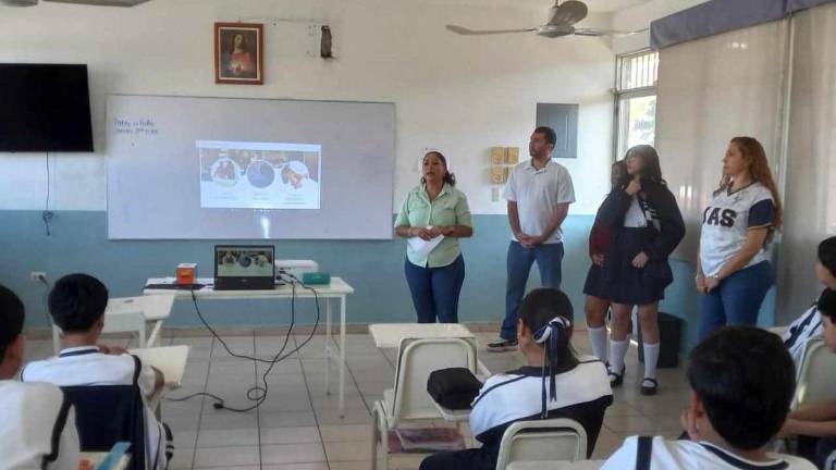 Personal de preparatoria de la UAS promueven preinscripciones.