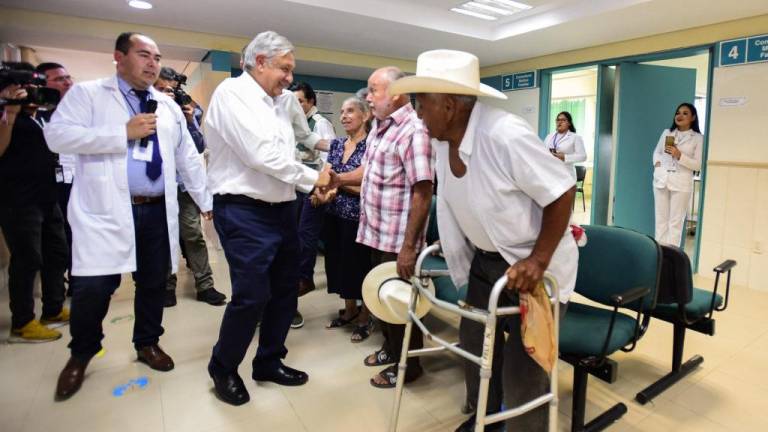 El Presidente López Obrador en una visita al IMSS Villa Unión.