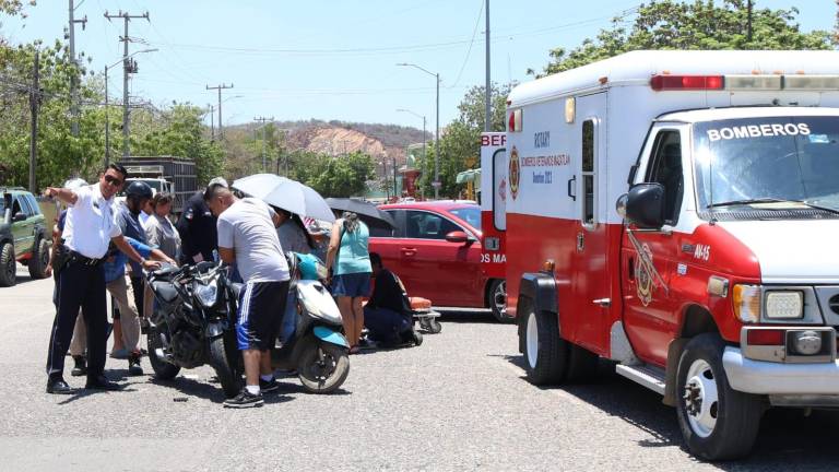 Paramédicos de Bomberos Veteranos auxiliaron al herido en la avenida Acapulco tras el fuerte choque.