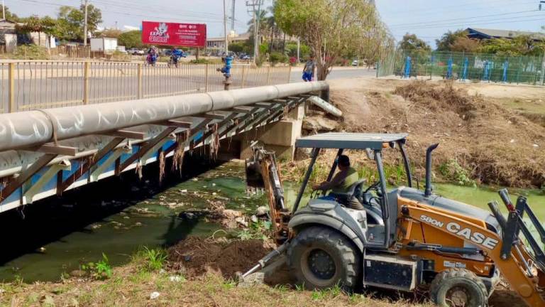 Obras Públicas exhorta a los mazatlecos a no arrojar basura y escombros en los canales pluviales de la ciudad.