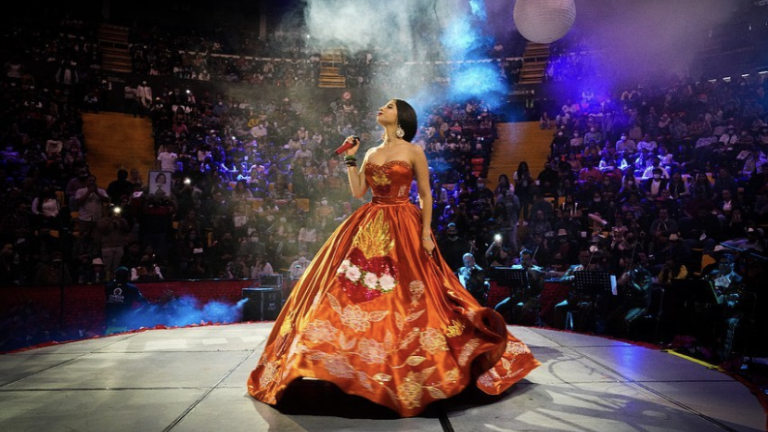 Ángela Aguilar triunfa con increíble voz en su primer palenque en solitario.