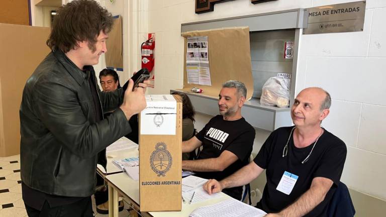 Javier Milei durante su participación en la jornada electoral en Argentina.