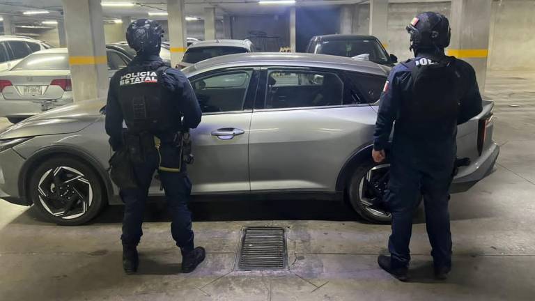 Autoridades localizan sedán reportado en plaza comercial al norte de Culiacán.