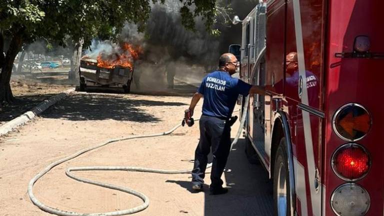 Bomberos sofocaron el incendio de una lancha en Sábalo Cerritos; no se reportaron lesionados.