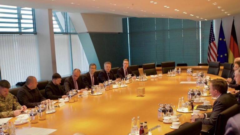 El Presidente Volodímir Zelenski negocia con emisarios de Donald Trump un plan de alto el fuego, mientras Rusia rechaza de antemano cualquier modificación al borrador inicial.