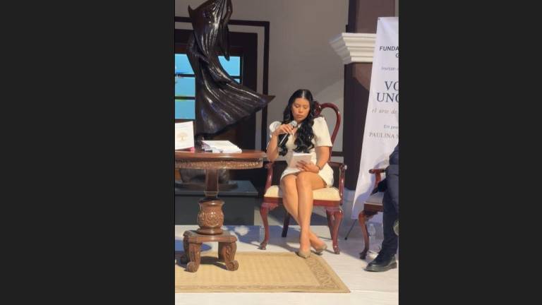 Acompañan a Paulina Salazar en la presentación de su libro