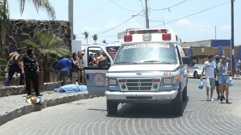 Fallece turista por un paro cardiorrespiratorio tras bajar del faro de Mazatlán