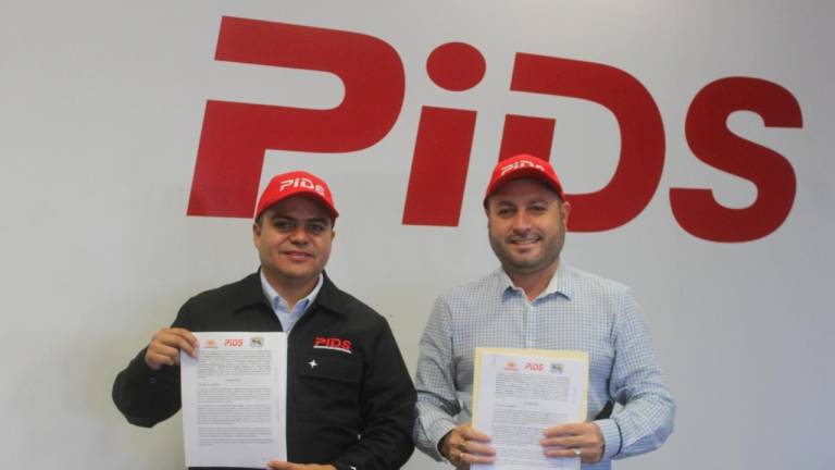 David Eduardo Vargas Rodríguez y José Paz López Elenes muestran las firmas del convenio.