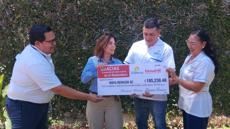Karen Jonsson Gavica recibió el donativo obtenido mediante aportaciones de clientes en sucursales de Farmacias Moderna y Farmacon en Mazatlán.