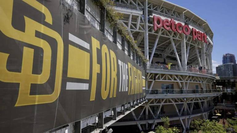 Oswaldo Pirela, coordinador de receptores de los Padres, fue detenido por el ICE.