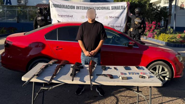 Armamento y vehículo asegurados por agentes estatales en la colonia 16 de Septiembre, en Culiacán.