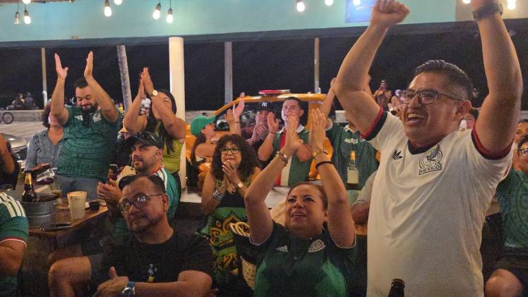 La afición en Olas Altas disfruta el triunfo de México.