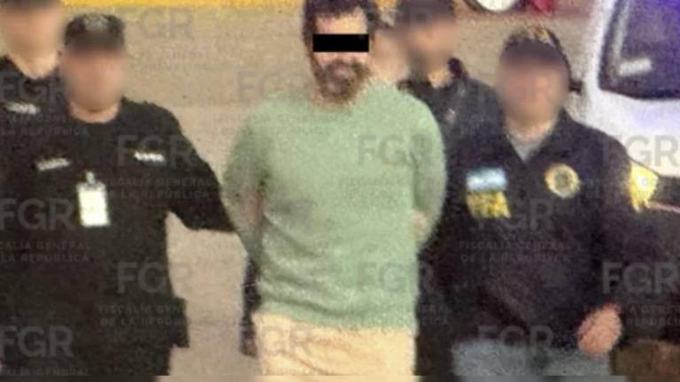 El Contralmirante Fernando Farías Laguna es trasladado desde Argentina hacia México.