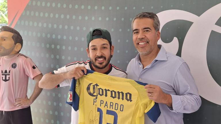Pável Pardo convivió con aficionados, firmó autógrafos y compartió su visión sobre el Tricolor.