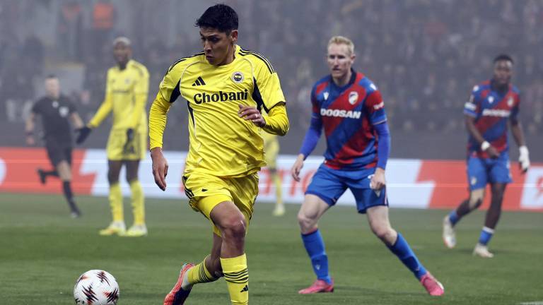 Edson Álvarez fue titular y destacó en el mediocampo.