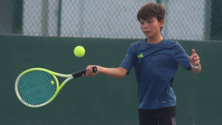 Lucca Becerra vence a Sebastián Galván en la categoría 11-12 años.