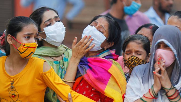 En Nueva Delhi mujeres lloran la muerte de sus familiares.