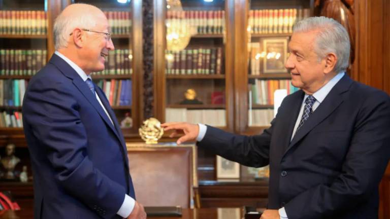 Ken Salazar, ex embajador de EU en México, reveló detalles de su gestión diplomática en el libro “Las Fronteras: Mi Lucha por un EE.UU. incluyente”.
