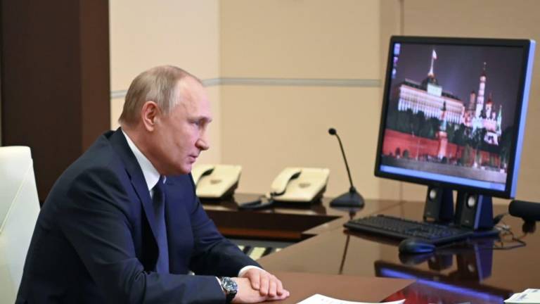 Vladimir Putin promulga ley que prohíbe la representación positiva de las relaciones homosexuales.