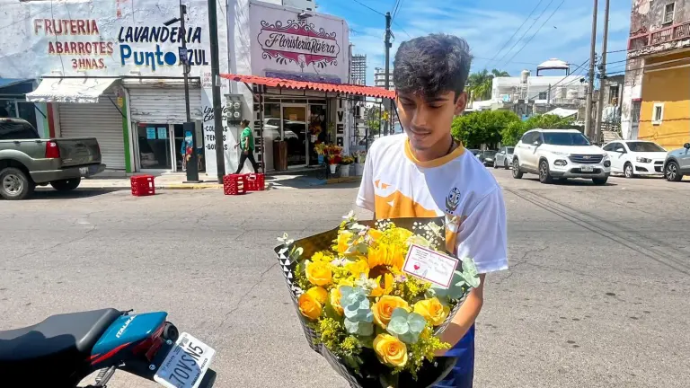 La tradición de regalar flores amarillas este 21 de septiembre sigue fortaleciéndose en Mazatlán.